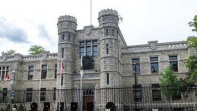 На канадских монетах показана подготовка пулеметчика