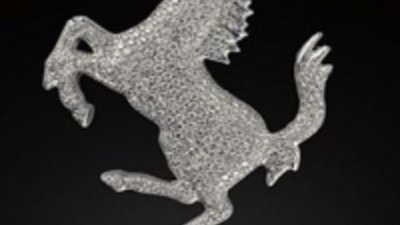 В продажу поступила стильная брошь Ferrari Masterpiece