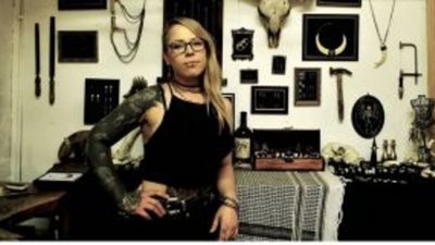 Девушка-ювелир делает украшения с человеческими зубами и костями