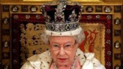 На аукцион выставлена копия короны королевы Елизаветы II