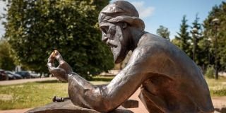 В Костроме прошла официальная церемония открытия скульптурной композиции «ЮВЕЛИР-КУСТАРЬ»