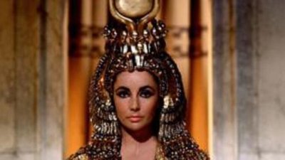 Золотой плащ Элизабет Тейлор продан за 37 тысяч фунтов