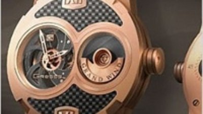 Производитель мобильных телефонов класса люкс выпустил коллекцию наручных часов