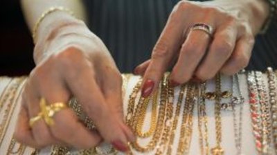 Кассира ювелирного магазина заподозрили в краже украшений на 1 млн рублей