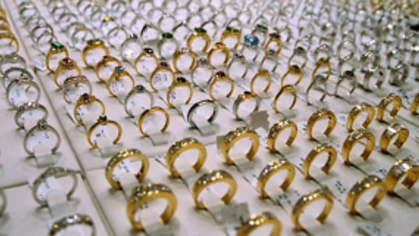 Четверо мужчин украли из ювелирного магазина в Нерчинске лоток с 70 золотыми кольцами