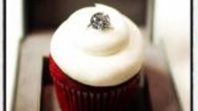 Нежный кекс с бриллиантовым кольцом