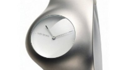 Плавные линии часов из серии «Hu» от Issey Miyake и дизайнера Ross Lovegrove