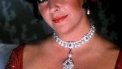 Ювелирные украшения, платья, предметы искусства и другие вещи из частной коллекции Элизабет Тейлор будут представлены на выставке перед аукционом Christie’s в Москве осенью