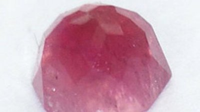 Белорусские ученые впервые искусственно вырастили красный изумруд