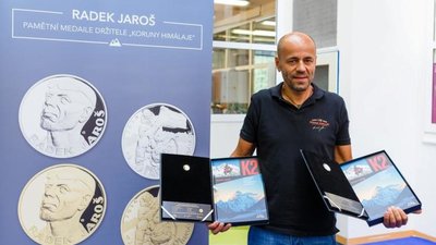 ЧЕШСКИЙ МОНЕТНЫЙ ДВОР ВЫПУСТИЛ ЗОЛОТЫЕ И СЕРЕБРЯНЫЕ ПАМЯТНЫЕ МЕДАЛИ С ИЗОБРАЖЕНИЕМ АЛЬПИНИСТА РАДЕКА ЯРОША