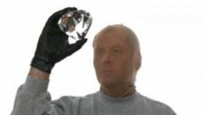 Бриллианты, созданные из праха австралийца, похищены на пути к скорбящим родителям