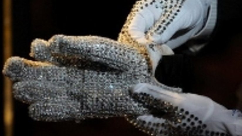 Перчатка Майкла Джексона ушла с молотка за 160 тысяч долларов