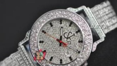 Бриллиантовая Москва уместилась на циферблате часов