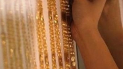 Продавец ювелирного магазина торговала серебром под видом золота