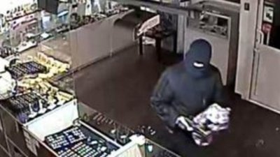 В Ростовской области двое вооруженных людей в масках ограбили ювелирный магазин