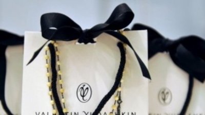 Юдашкин представил коллекцию изделий из янтаря