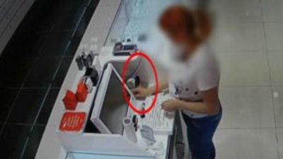 Продавец ювелирного магазина оказалась воровкой
