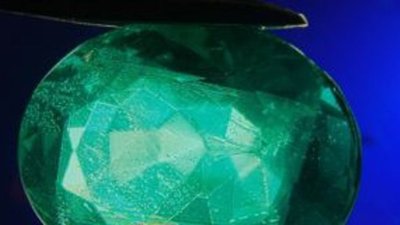 GIA получил искусственный изумруд, сделанный из стекла