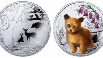 Медвежонок попал на серебряную монету