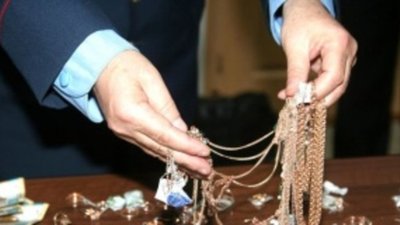 Сотрудница ювелирного магазина украла драгоценности