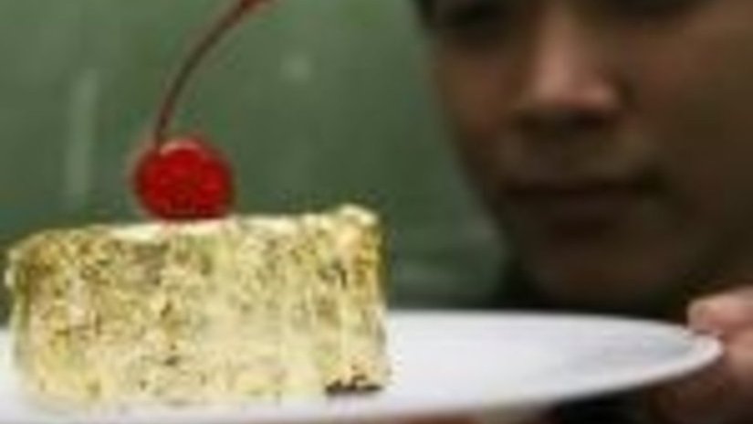 Филиппинский повар приготовил пирожное с бриллиантами