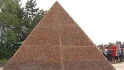 На Янтарном комбинате построили пирамиду Хеопса из отборного янтаря
