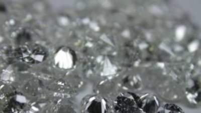 Физики сжали алмаз в три раза