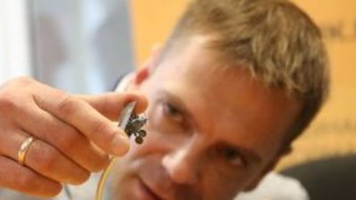 Ювелир подарил музею уникальный серебряный самолет У-2