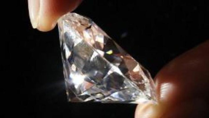 За январь - май 2011 года АК "АЛРОСА" реализовала алмазного сырья и бриллиантов на сумму более 1 млрд. 839 млн. долларов США