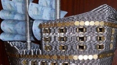 Денежный фрегат: 17 000 монет и 25 банкнот