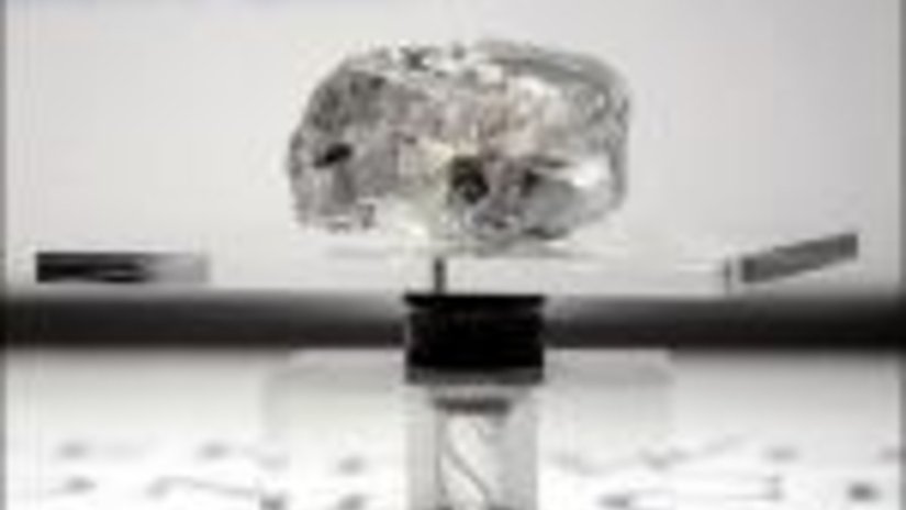 Американский геммологический институт планирует включить степень флюоресценции в сертификаты оценки бриллиантов