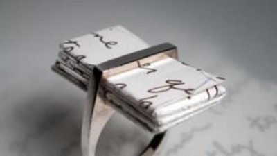 Кольцо в виде письма с признанием в любви