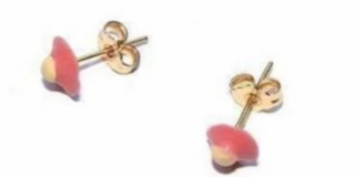 Серьги в виде прыщей с белыми головками стали трендом в Facebook