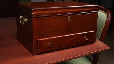 «Русские самоцветы» представляют коллекцию столового серебра «Классика» на 6 и 12 персон в новом формате - в изящном деревянном кейсе или элегантном мини-комоде