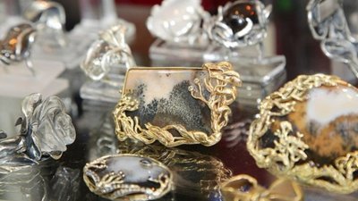 «Сокровища России» продолжают радовать москвичей и гостей столицы летними авторскими ювелирными коллекциями.