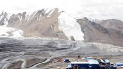 Работники рудника Кумтор выступают за соцвыплаты