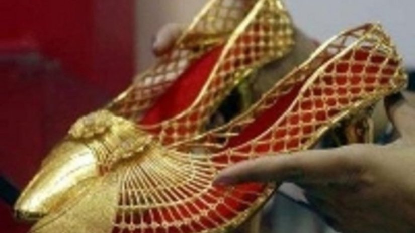 Золотые туфли на выставке в Индии