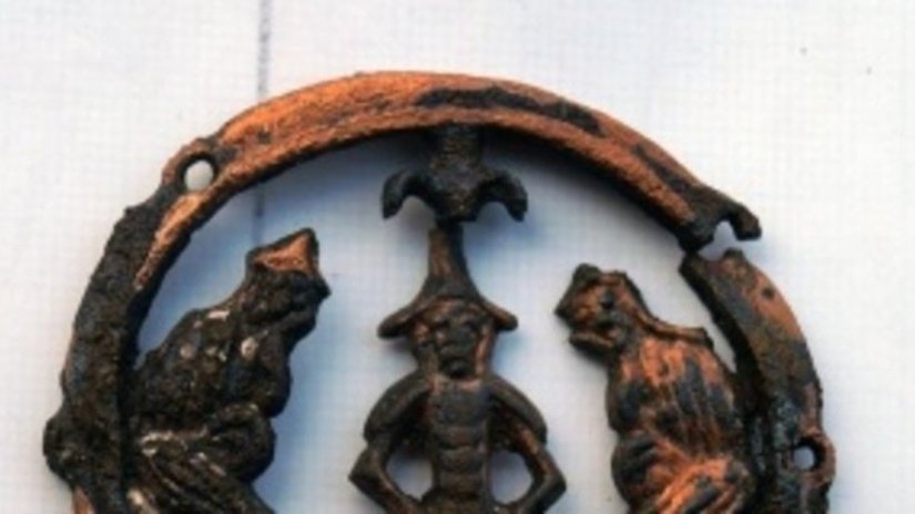 На раскопе в Великом Новгороде археологи обнаружили уникальное украшение