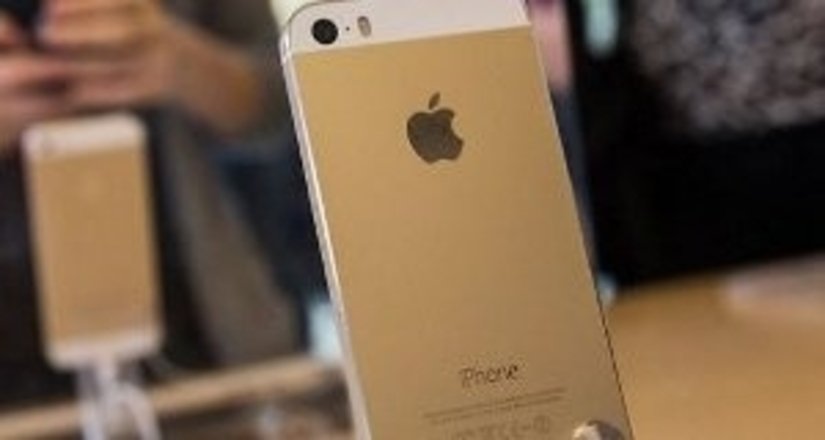 «Золотой» iPhone 5S раскупают в Москве втридорога