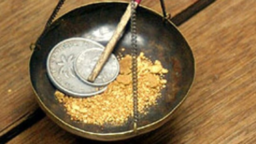 Фьючерсы золота в ЧТВ снова снизились на ослаблении опасений за рынки