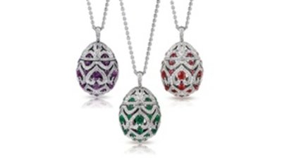 Настя Люкин демонстрирует драгоценные призы от Фаберже