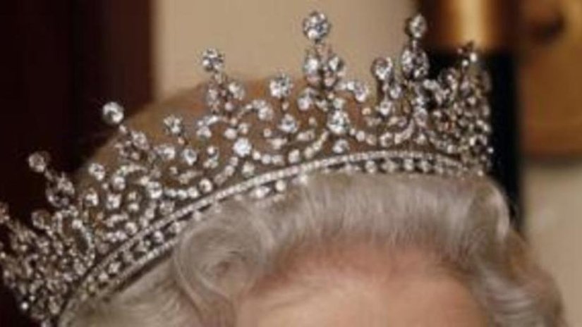 Копия бриллиантовой короны Елизаветы II выставлена на аукцион