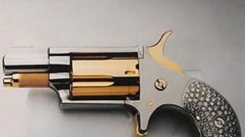 Золотой револьвер от Биджана