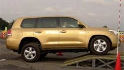 Золотой Lexus LX570 покажут в Дубае