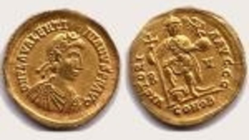 Египетские археологи нашли две золотые монеты