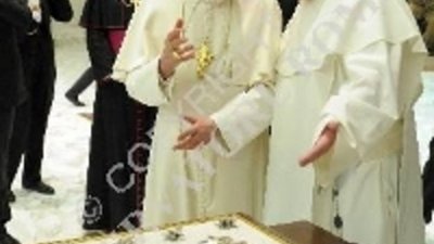 «Ratzinger-Inform»: В короне Богородицы камни с Луны и Голгофы