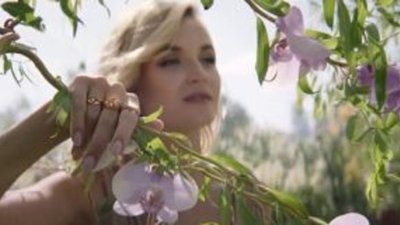 Известная певица Полина Гагарина стала официальным бренд‑амбассадором SOKOLOV и представила модные новинки осень-зима 19/20