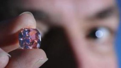 Редкий розовый бриллиант продан в Гонконге за 17 млн долларов