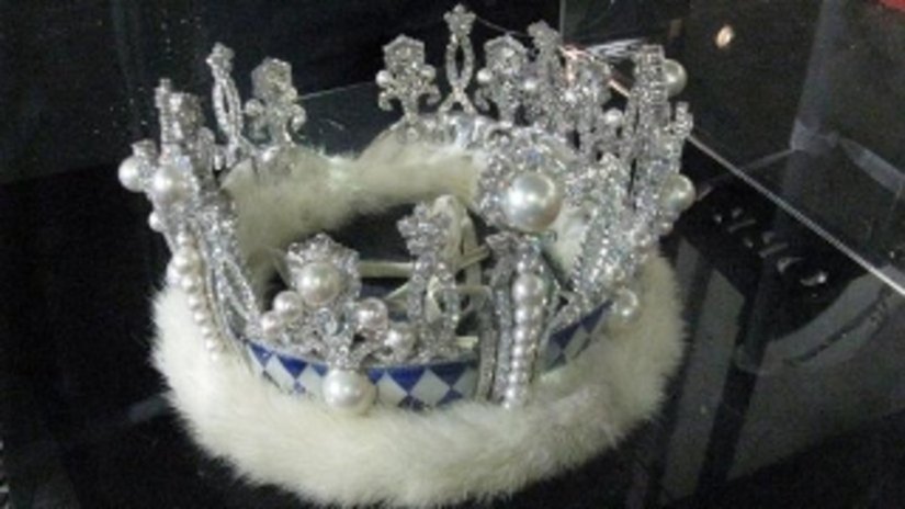 Точную копию бельгийской королевской короны показали на выставке в Сурате