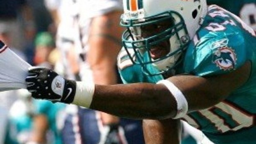 Игрок Miami Dolphins потерял на поле бриллиантовую сережку